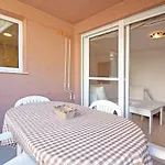 Global Properties, Practico apartamento con piscina en Residencial Brezo Canet