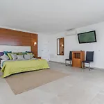 Villa Riviera de 4 dormitorios con piscina.