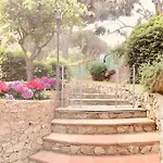 2 Story, 5 Bedroom, 3 Bath Flat, Steps From The Beach & Cliff Walk