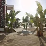 Primera línea de playa terraza y vista al mar