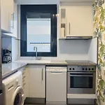 Apartamento con jardín en primera linea de playa con parking y piscina