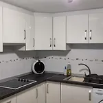 Immaculate And Modern 1 Bedroomed Apartment