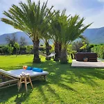 Superb Villa Stunning Gardens Pool y Jacuzzi by Villa Enri
