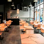Mundaka Hostel & Sports Cafe