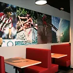 Mundaka Hostel & Sports Cafe