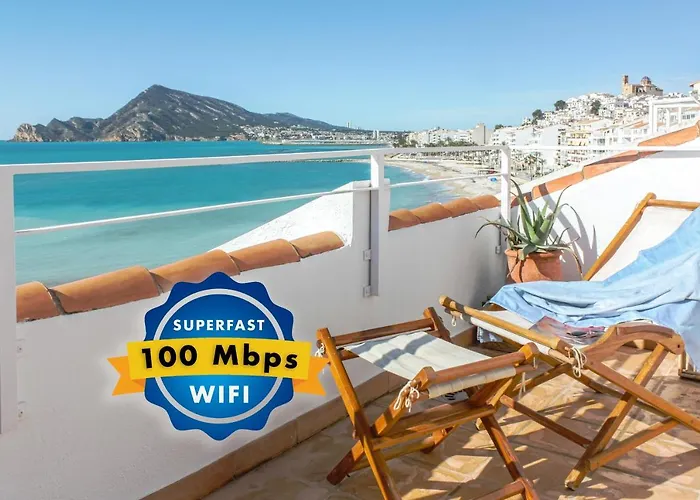 Escapada Romántica en Ático frente al Mar con Piscina