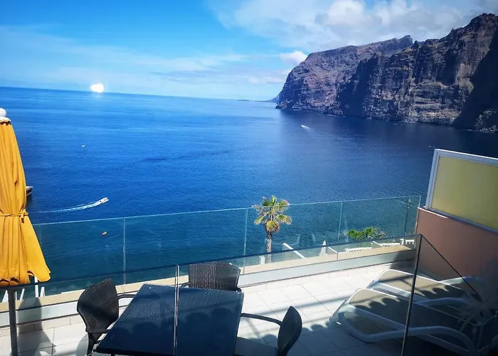 Magnificent Apt. With Sea View, Cliff & Marina