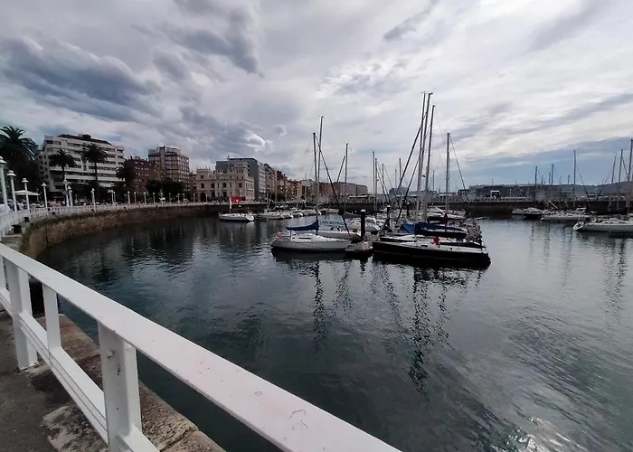 Arte y descanso. Apartamento ubicado al lado del Puerto deportivo, en pleno casco histórico-artístico de Cimadevilla y entre las dos principales playas de Gijón.