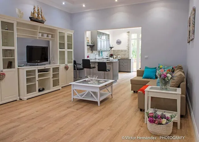 Flatguest Living House
