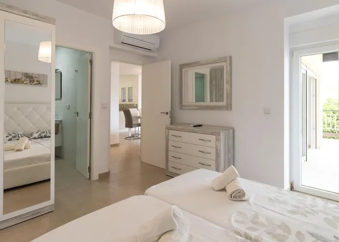 Modern 2 Bedroom Apartment 100 M From The Beach