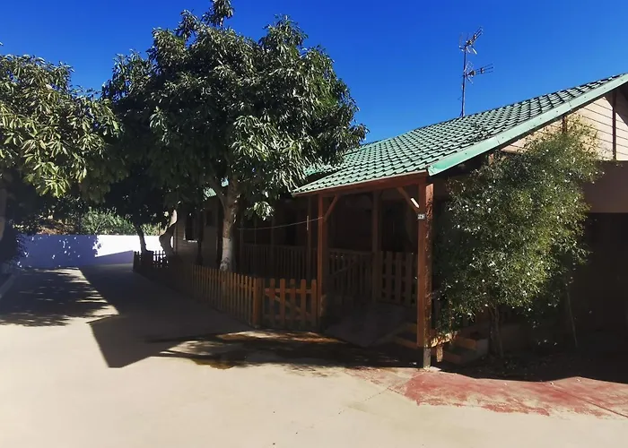 Bungalow con piscina en camping privado cerca de la playa de Torre del Mar Ideal familias