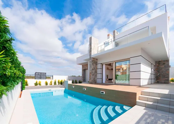 Villa De Sol In Los Alcazares With 4 Bedrooms, Private Swimming Pool, Sauna And Jacuzzi.