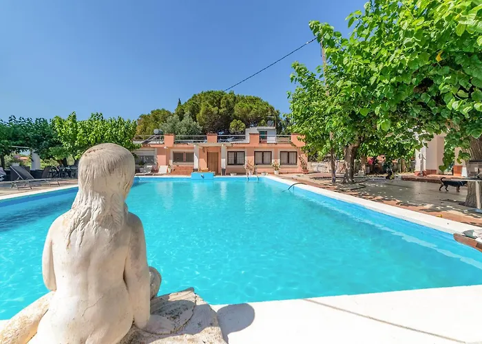 Gorgeous Home In Reus With Kitchenette