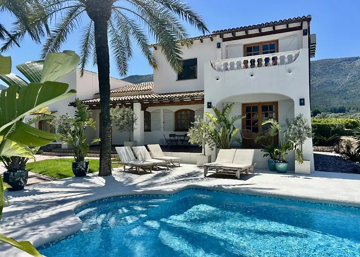 Superb Villa Stunning Gardens Pool y Jacuzzi by Villa Enri