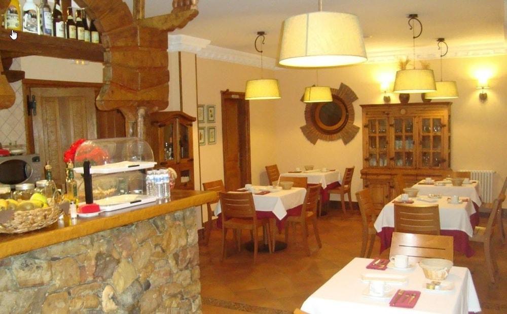 Rural La Llosa De Samano Hotel 2*