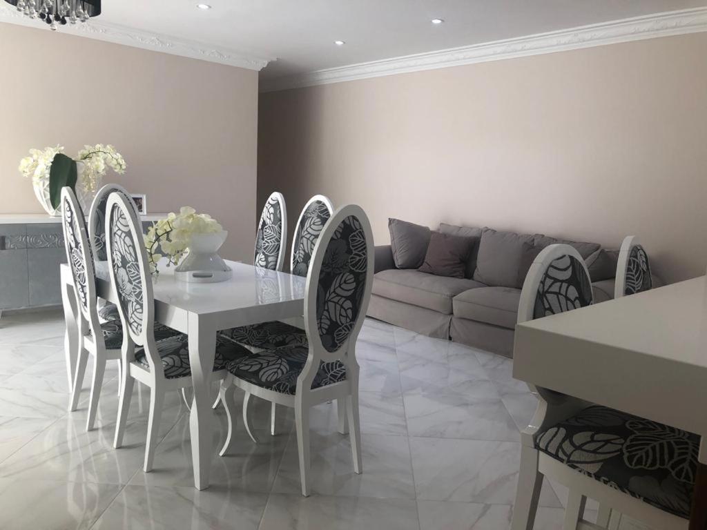 Luxurious In With Private Swimming Pool&garden
