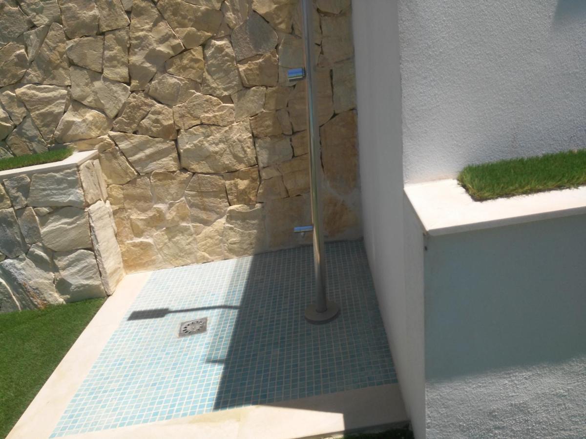 Beautiful New Style In In Front Of Sea With Solarium And Jacuzzi