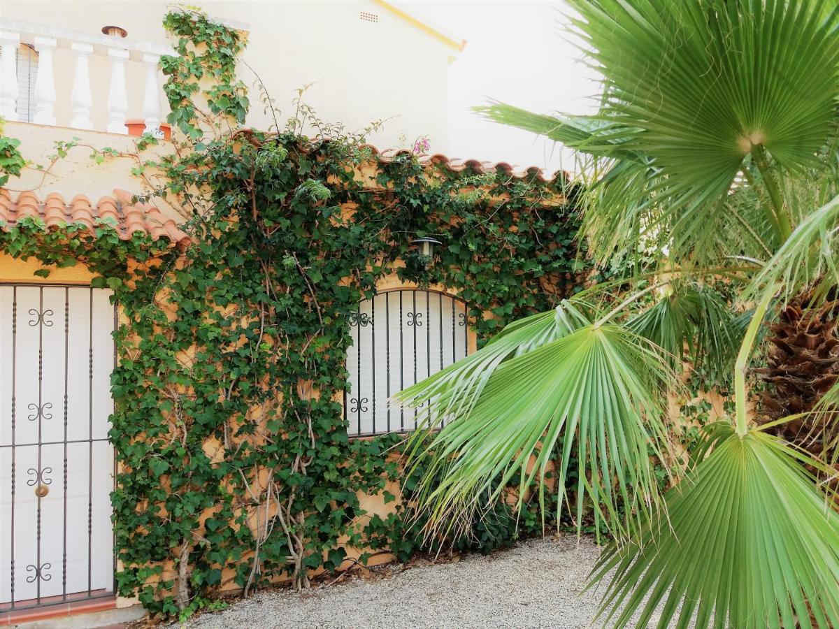 Villa Ame447 Con Piscina Privada 9x5m Y Jardin Vallado
