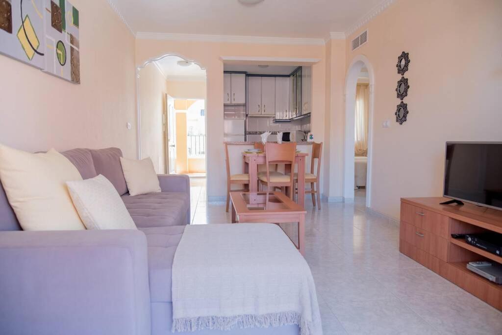 Comfortable Two Bedroom With Communal Pool, Aircon And Free Wifi Apartment *