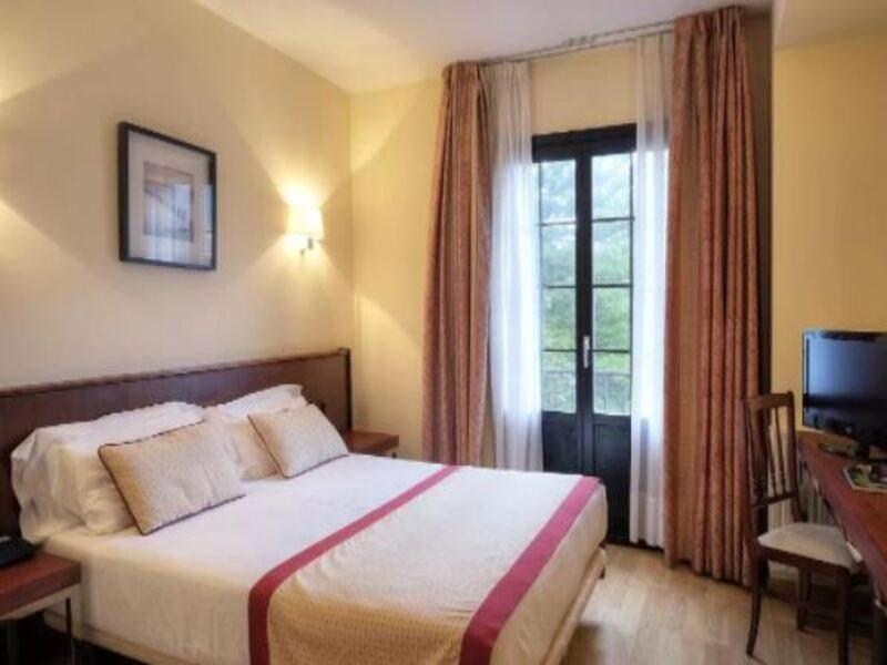 Y Arias Hotel 3*