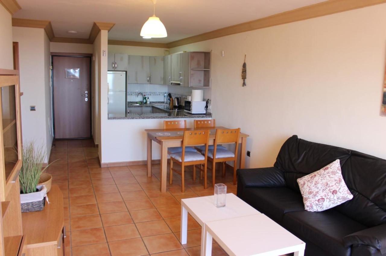 Apartamento With A Serene Ocean And Mountain View