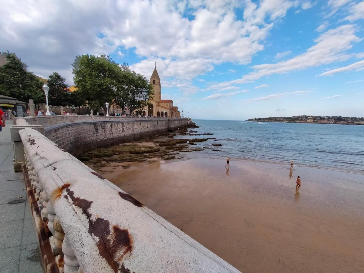 Arte Y Descanso. Ubicado Al Lado Del Puerto Deportivo, En Pleno Casco Histórico-artístico De Cimadevilla Y Entre Dos Principales Playas De Gijón.