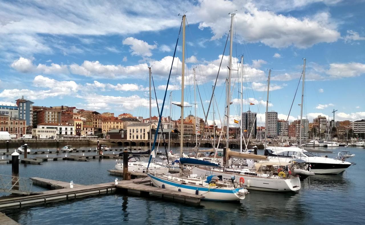Arte Y Descanso. Ubicado Al Lado Del Puerto Deportivo, En Pleno Casco Histórico-artístico De Cimadevilla Y Entre Dos Principales Playas De Gijón.