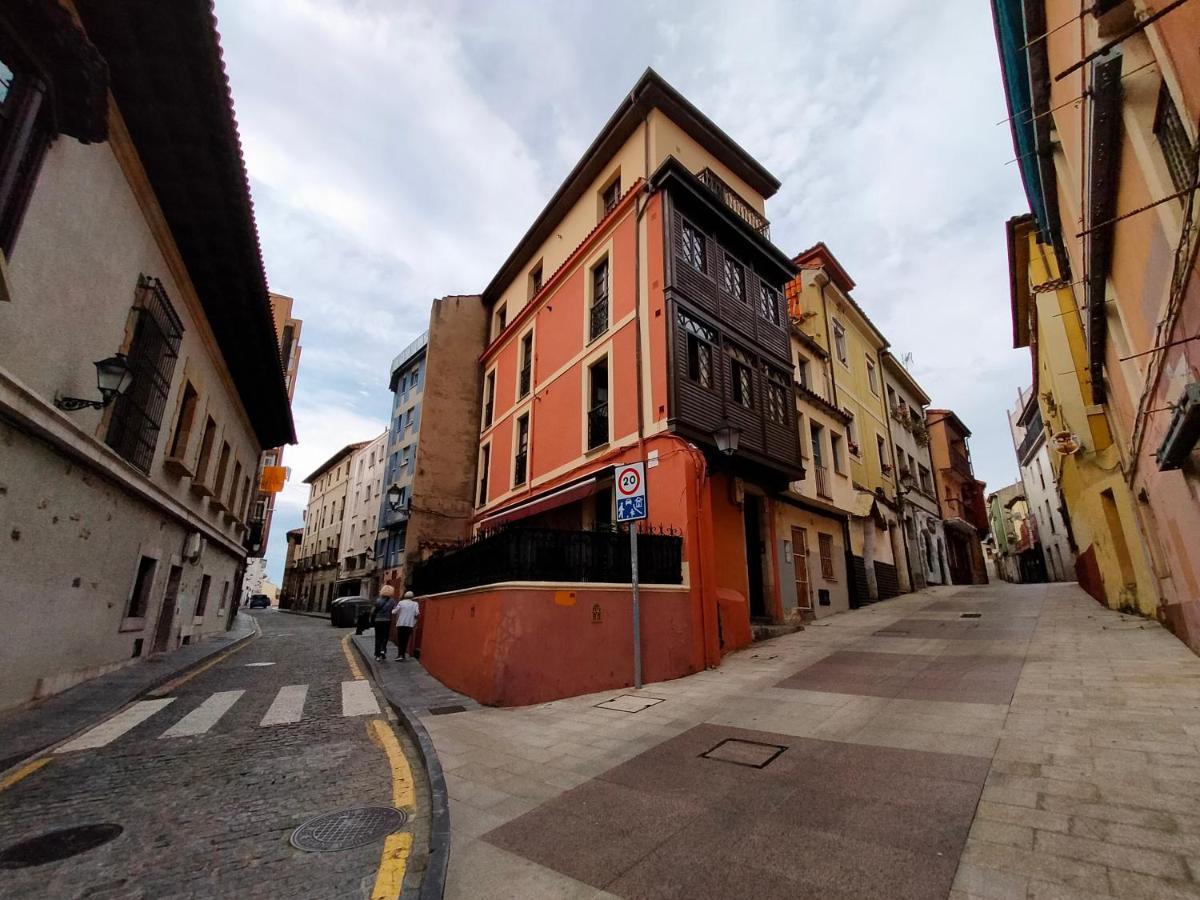Arte Y Descanso. Ubicado Al Lado Del Puerto Deportivo, En Pleno Casco Histórico-artístico De Cimadevilla Y Entre Dos Principales Playas De Gijón. *