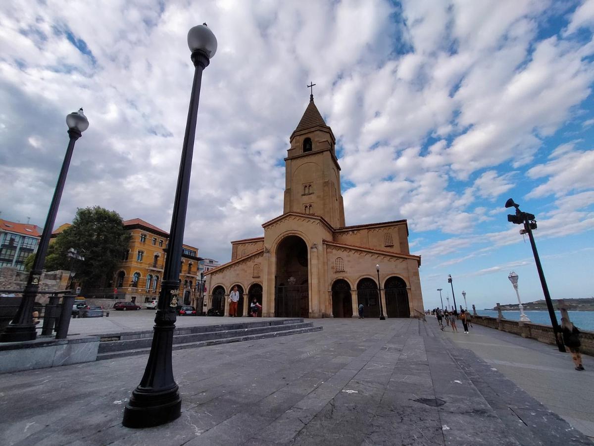 Apartamento Arte Y Descanso. Ubicado Al Lado Del Puerto Deportivo, En Pleno Casco Histórico-artístico De Cimadevilla Y Entre Dos Principales Playas De Gijón.