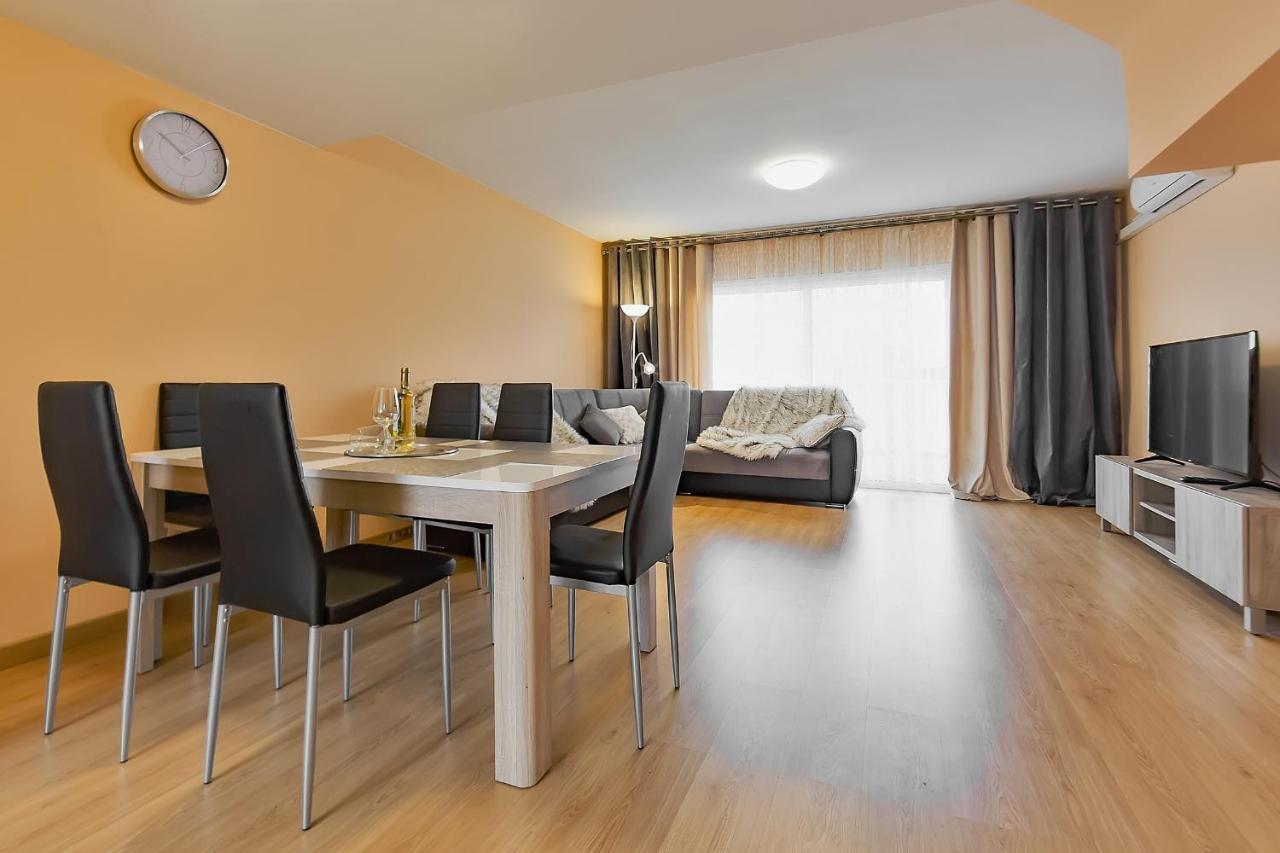 Yellow 3 Bedroom Large For 10 Guests Apartment *