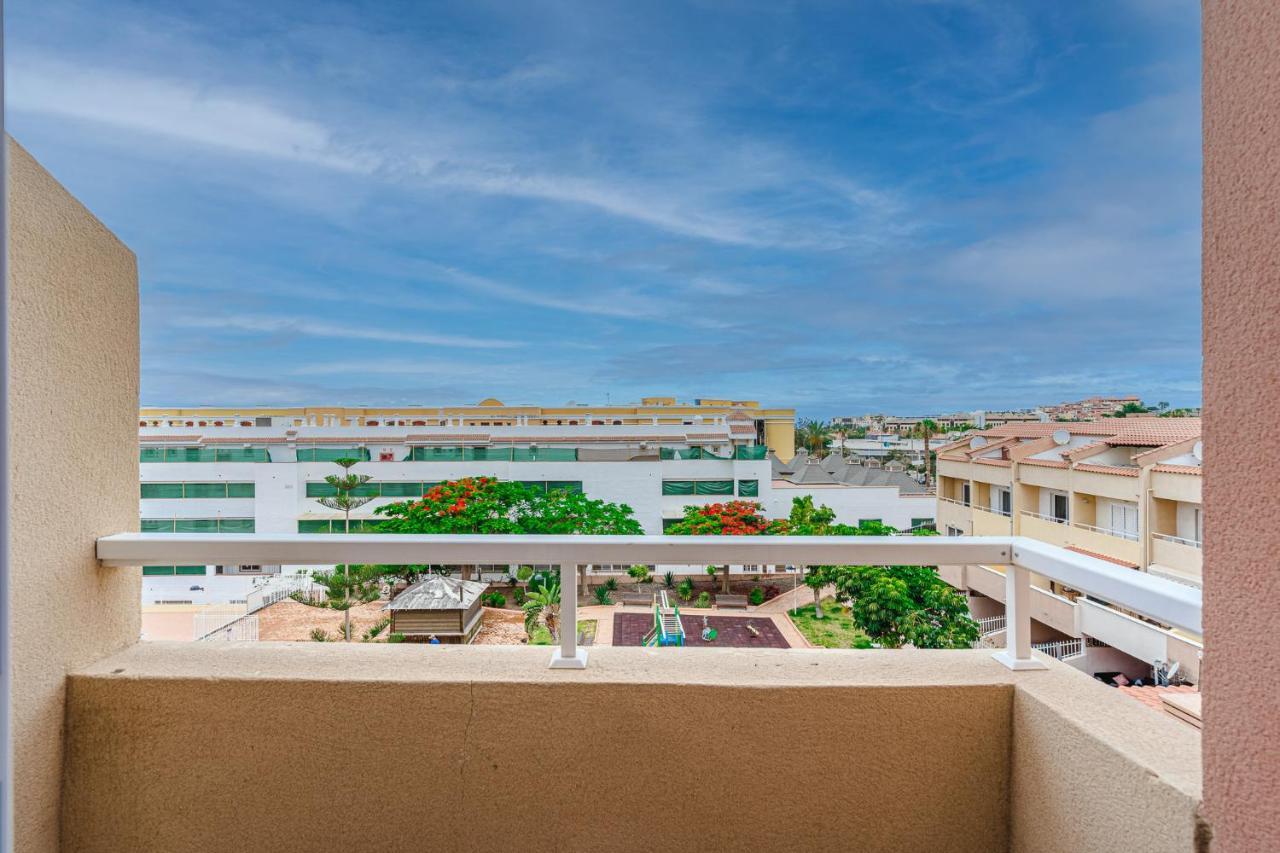 Yellow 3 Bedroom Large For 10 Guests Apartment *