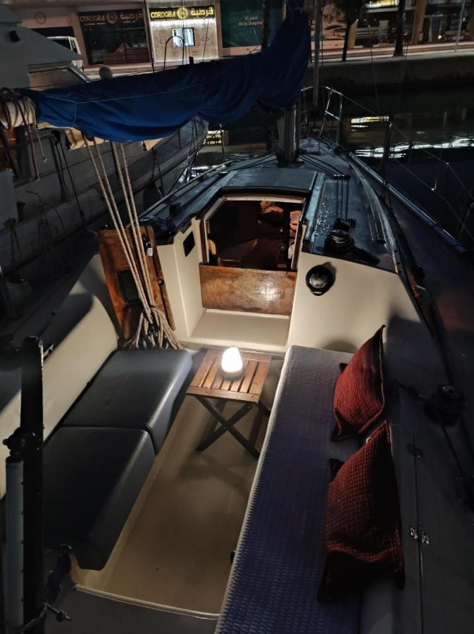 Sleep On A Sailing Boat Barcelona Hotel en barco