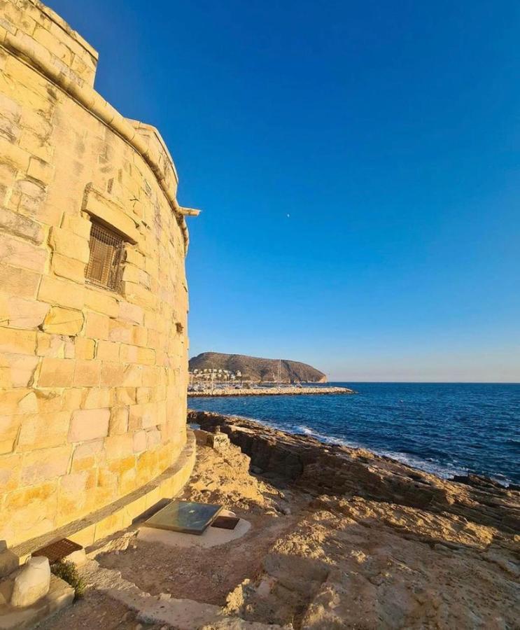 Marquerite Moraira, 5 Minutes From