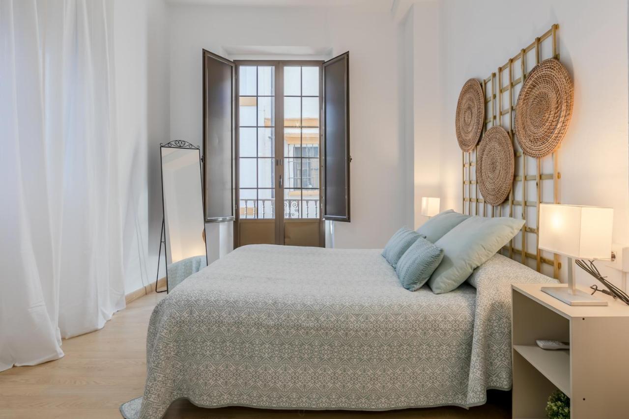 Apartamento La Campana, Con Un Balcón Que Te Enamorará Del Ambiente De *