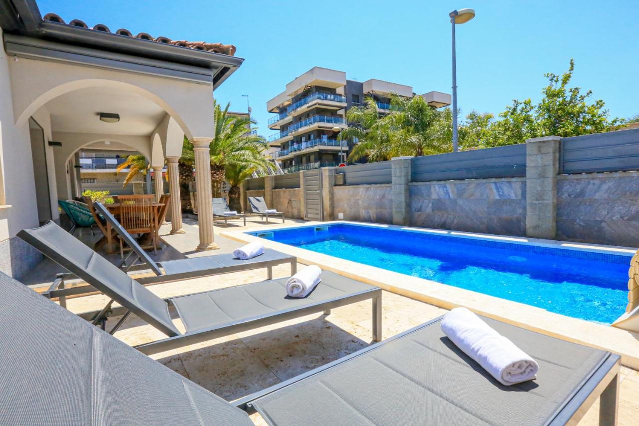 Hidalgo Only Families Villa *
