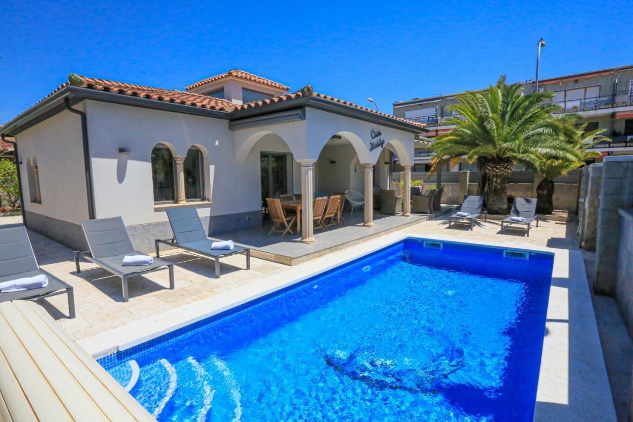 Hidalgo Only Families Villa