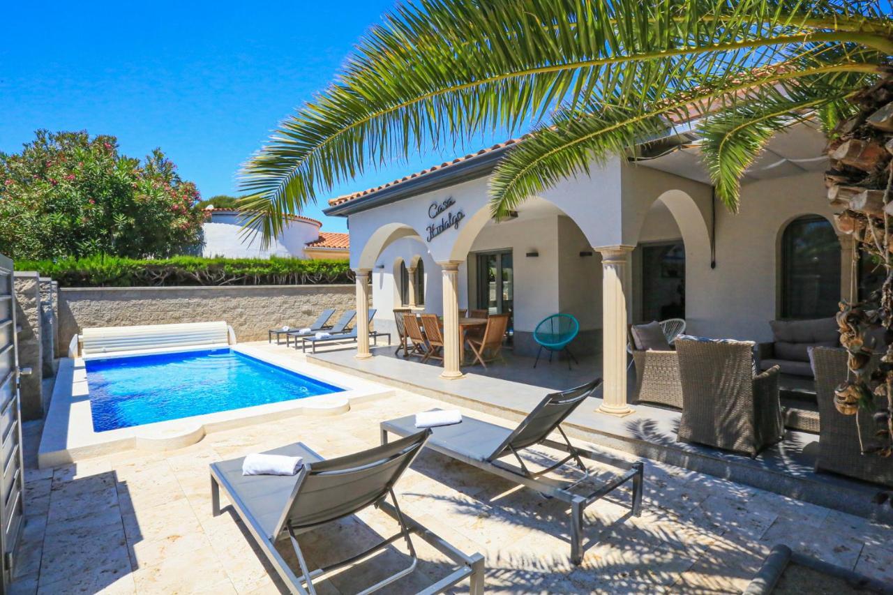 Hidalgo Only Families Villa *