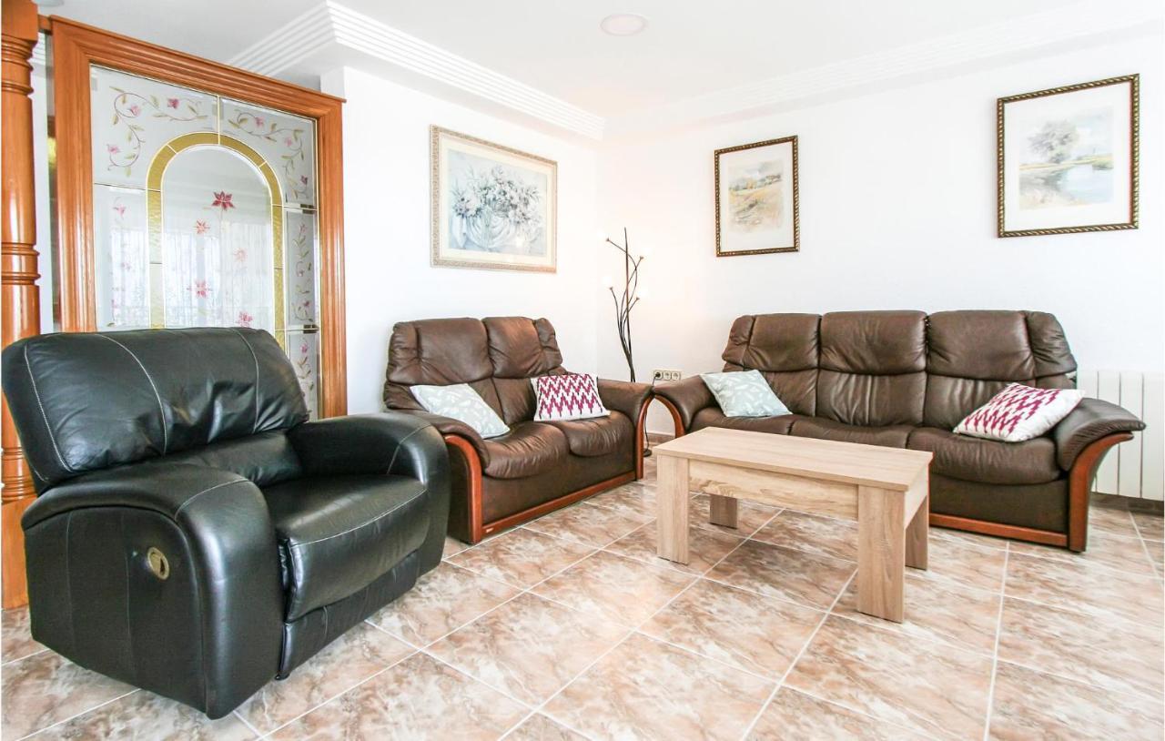 4 Bedroom Gorgeous In Apartment