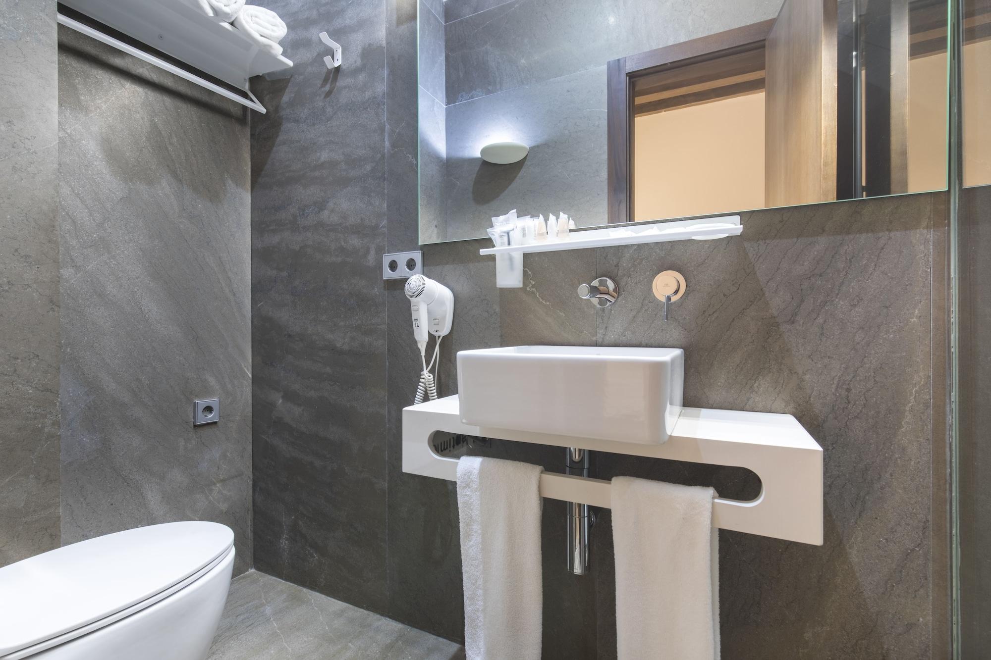 Shine Albayzin Hotel 3*