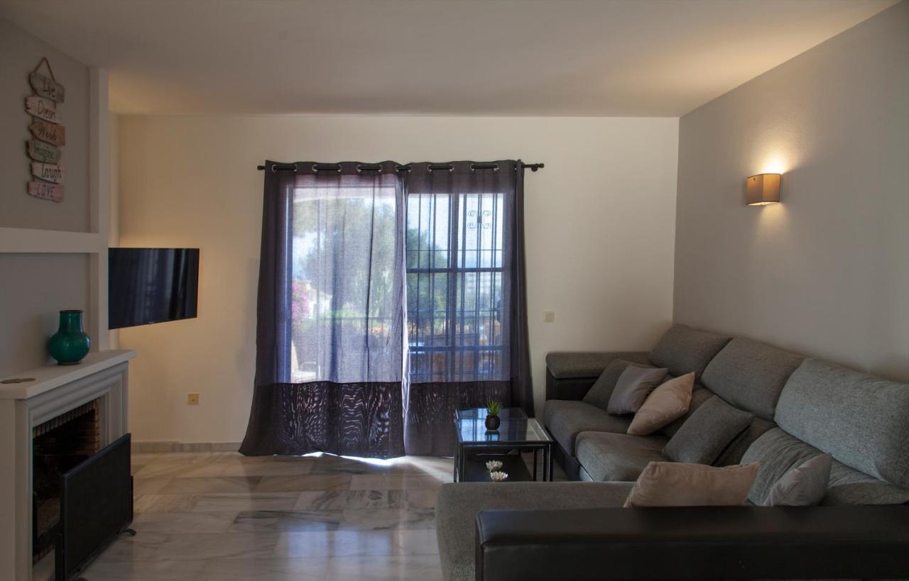 Agradable Adosado Con Piscina La Hidalga Сasa de vacaciones