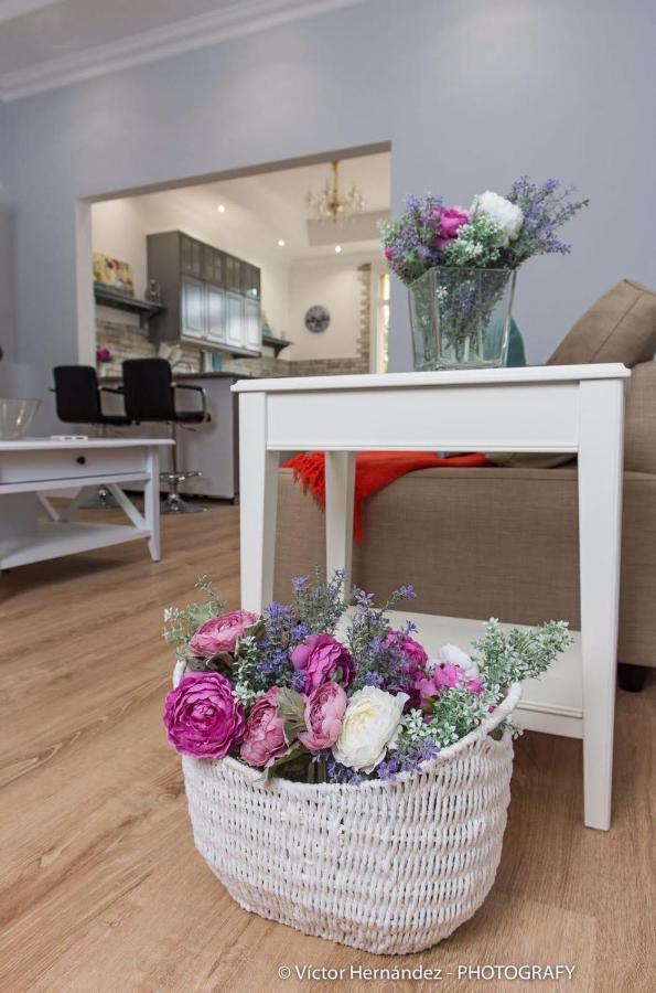 Flatguest Living House
