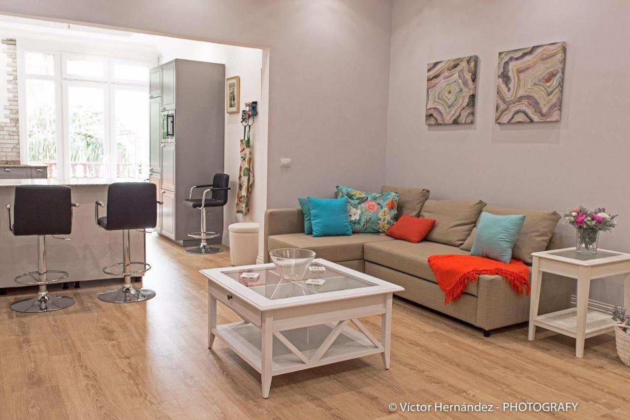Flatguest Living House