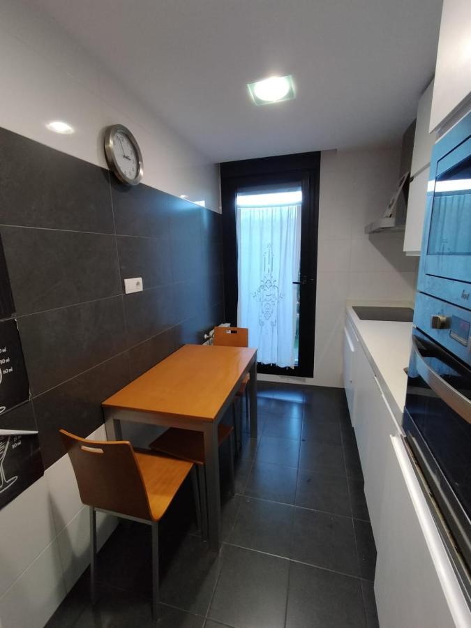 Apartamento Bajo Con Jardín En Exclusiva Urbanización Cerca De Playa *