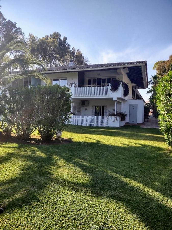Puerto Banus Beachfront Retreat: Terrace, Pool & Tennis Apartment