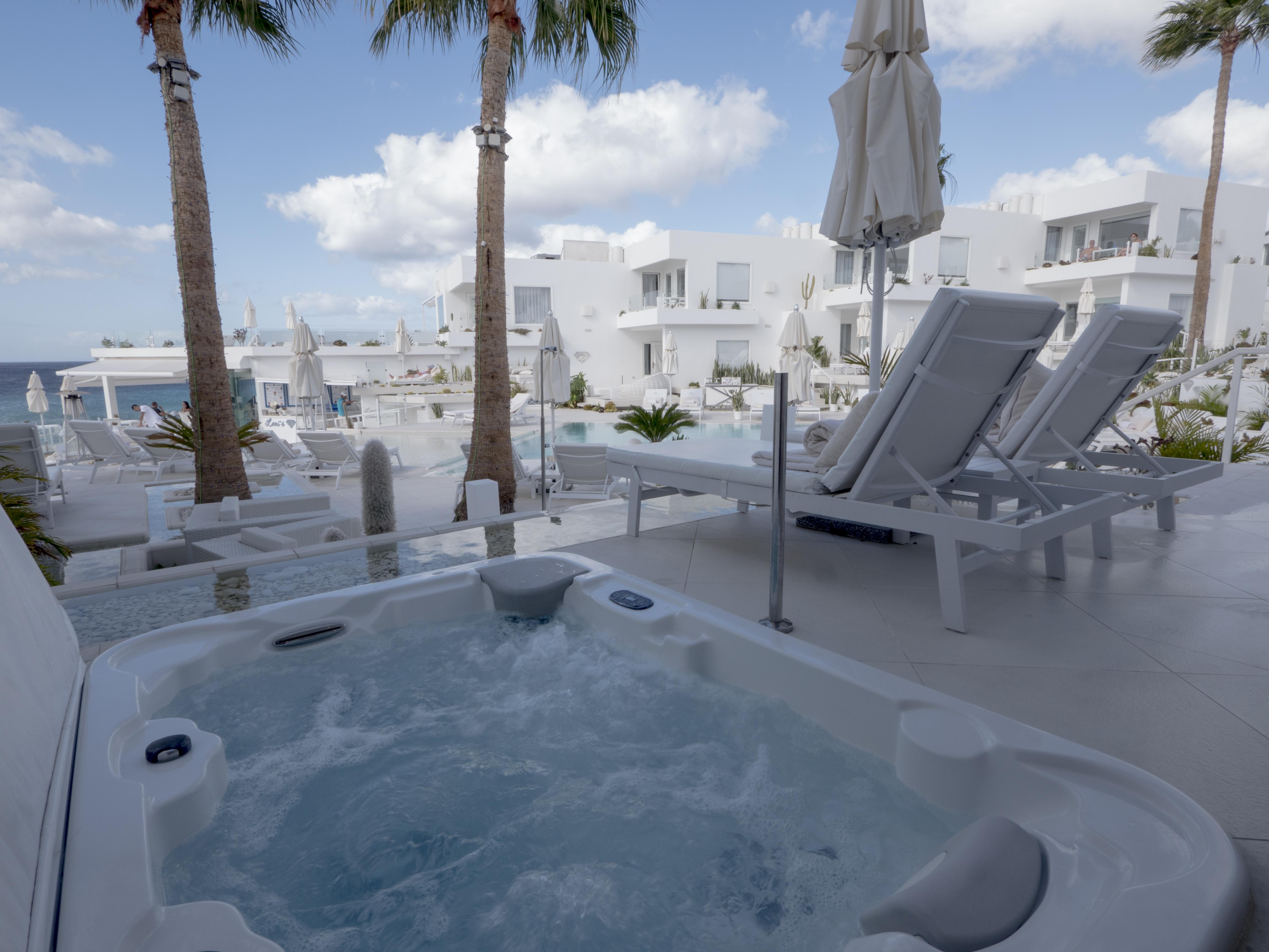 Lani's De Luxe - Adults Only Hotel