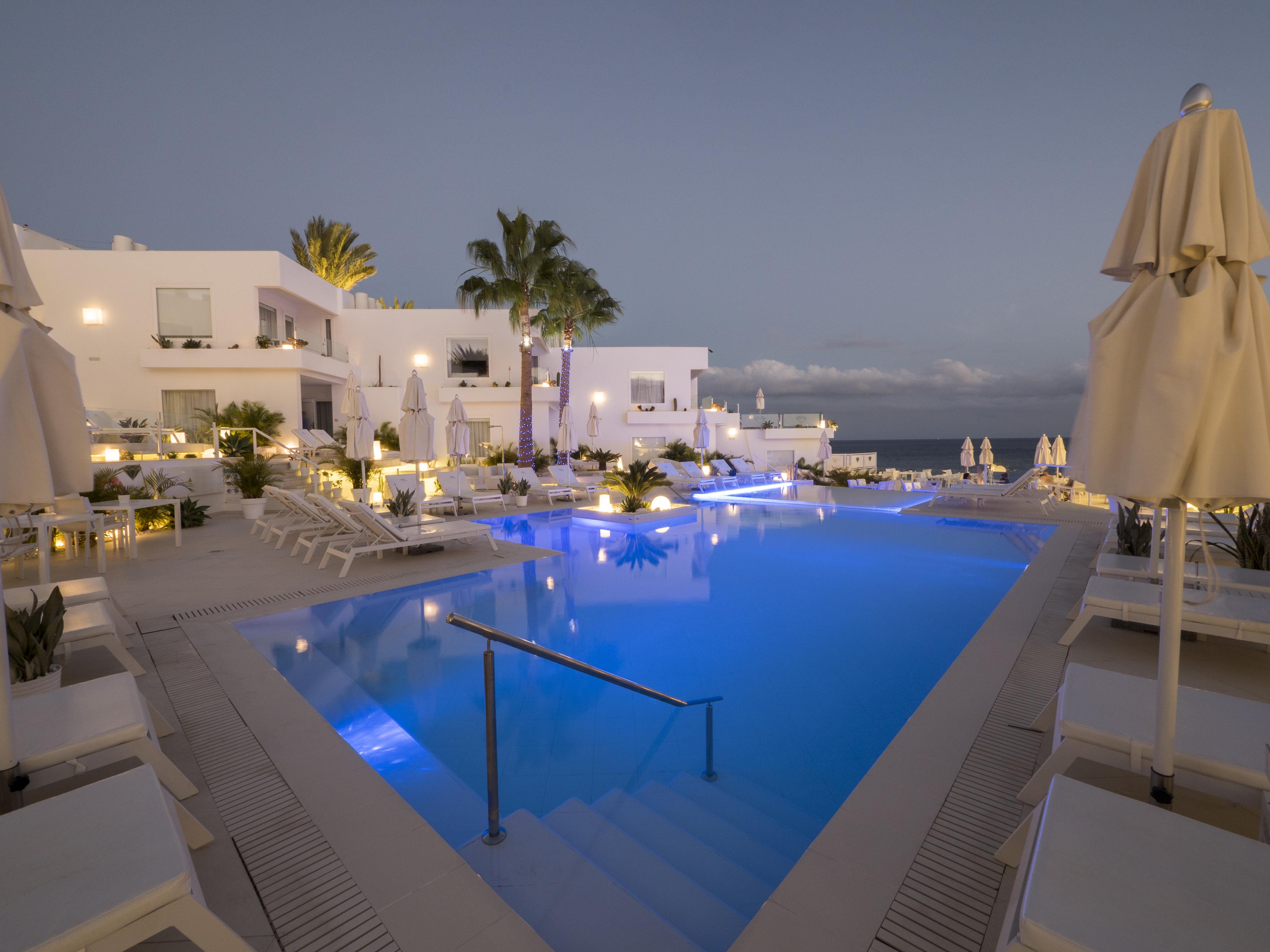 Lani's De Luxe - Adults Only Hotel