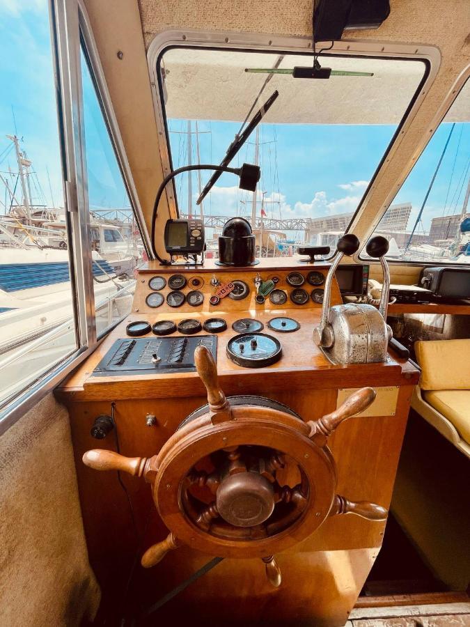 Botel Stylish 80's Fishing Boat Sant Adria de Besos