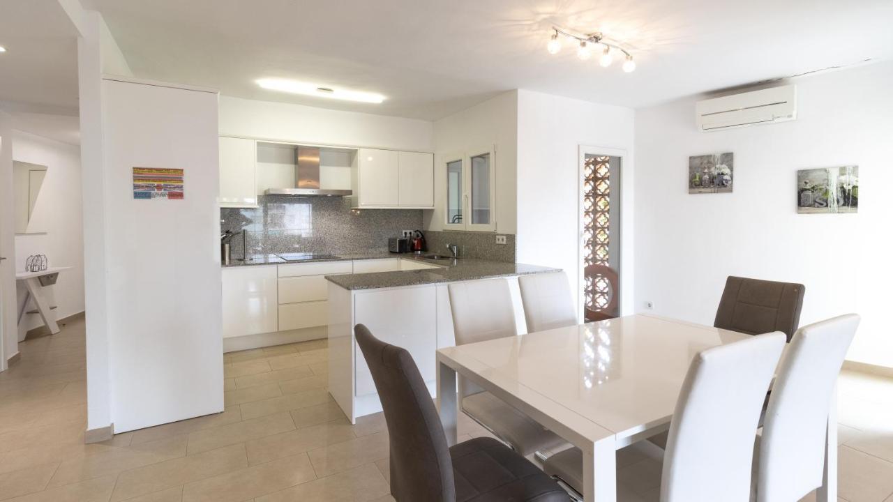 Modern 2 Bedroom 100 M From The *