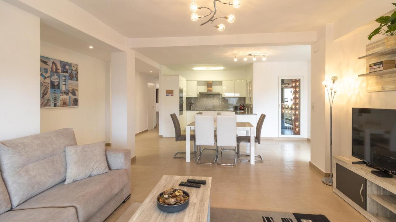 Apartment Modern 2 Bedroom 100 M From The