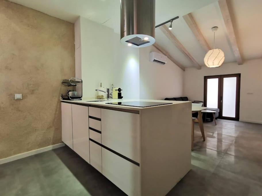 Сasa de vacaciones New! Renovated House With Terrace In